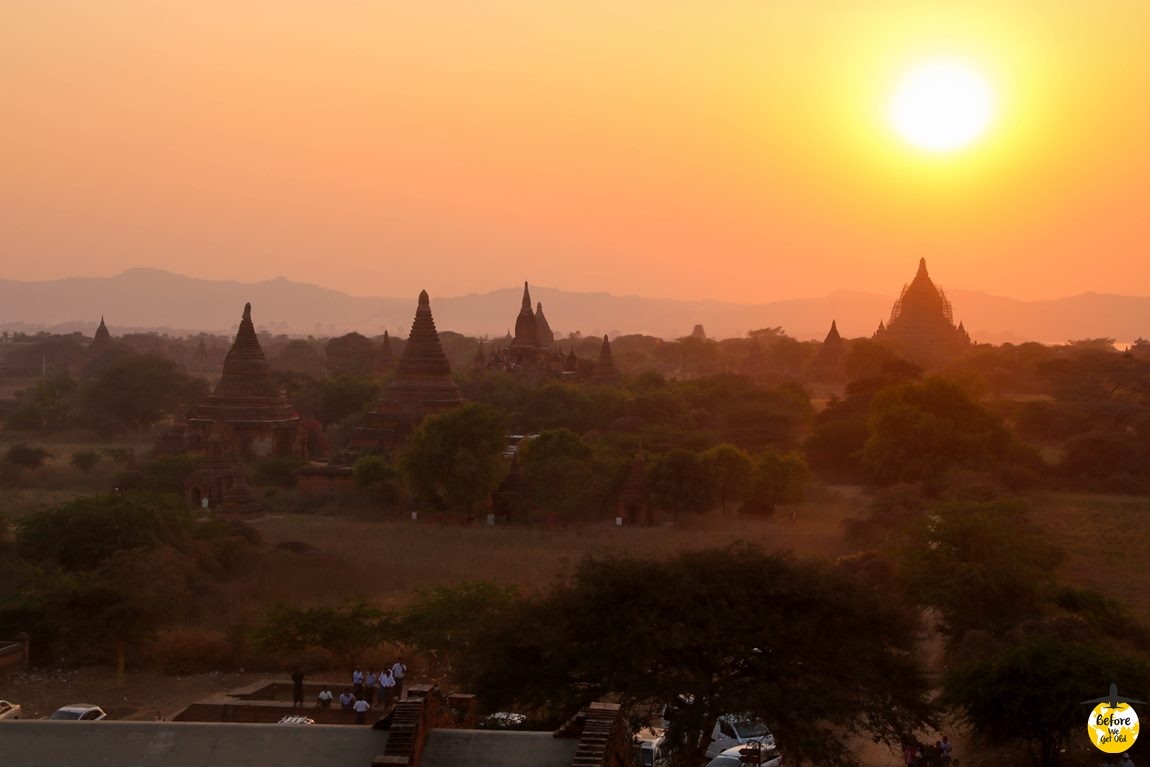 Bagan w Birmie zachód słońca