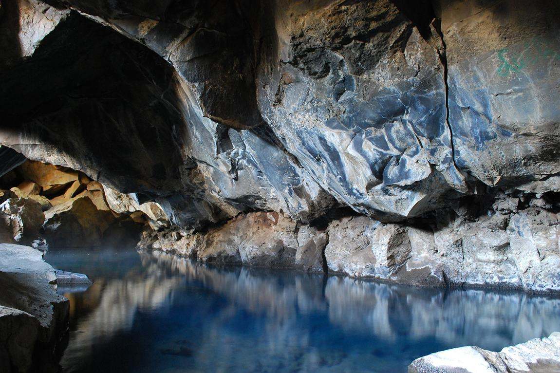 gorące źródła Islandii jaskinia Grotagja