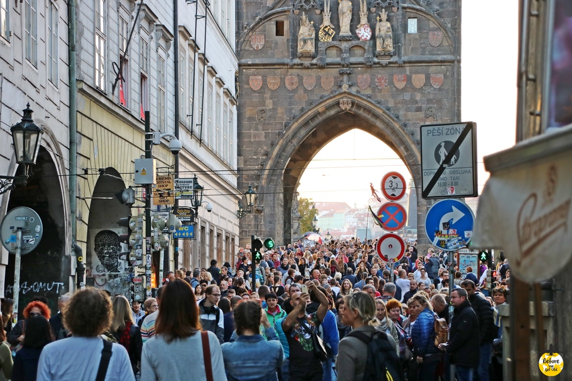 Praga most karola tłumy